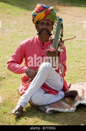 Man spielt traditionellen Musik Jhunjhunu Rajasthan Indien Stockfoto