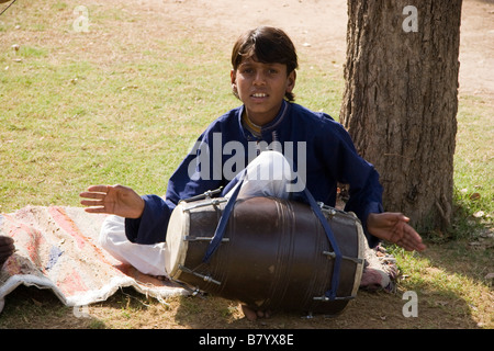 Junge spielt traditionellen Musik Jhunjhunu Rajasthan Indien Stockfoto