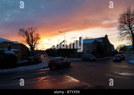 Sonnenuntergang und Reflexionen Kreisverkehr Straße Winterszene mit Schnee auf wegen Downend Bristol Stockfoto