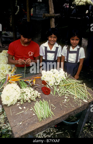 2, 2, Peruaner, peruanischen Mädchen, Mädchen, Schülerinnen, Studenten, tragen Schuluniform, Blumenmarkt, Provinz Lima, Lima, Peru, Südamerika Stockfoto