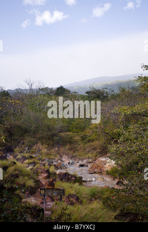 Fango-Topf mit Bergen im Hintergrund am Parque Nacional Vulkan Rincón De La Vieja in Guanacaste, Costa Rica. Stockfoto