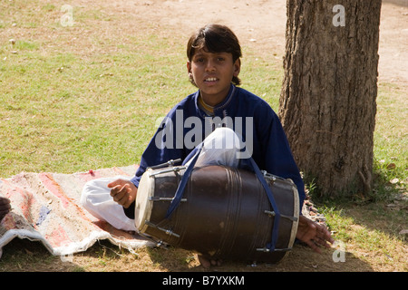 Junge spielt traditionellen Musik Jhunjhunu Rajasthan Indien Stockfoto