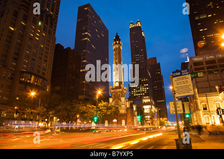 ILLINOIS-Chicago Water Tower building Michigan Avenue bei Abenddämmerung CTA Bushaltestelle unterzeichnen Water Tower Place Stockfoto