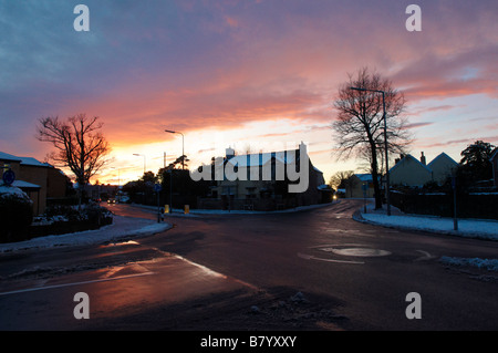 Sonnenuntergang und Reflexionen Kreisverkehr Straße Winterszene mit Schnee auf wegen Downend Bristol Stockfoto