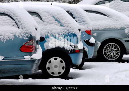 Geparkte Autos mit Schnee, UK Stockfoto