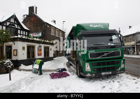 Carlsberg LKW Lieferwagen zu einem lokalen Pub in Downend Bristol im Schnee winter Stockfoto