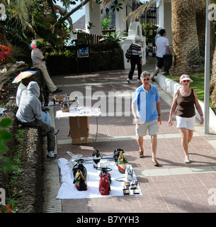 Straßenhändler, die Arbeiten in dem Ferienort Port Colon Teneriffa Kanarische Inseln verkauft Handtaschen und Uhren zu vorbeifahrenden touri Stockfoto