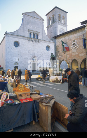 Flohmarkt am Sonntag Julius Caesar Statue Dom und Palazzo Comunale in Cividale del Friuli Udine Provinz Italien Stockfoto