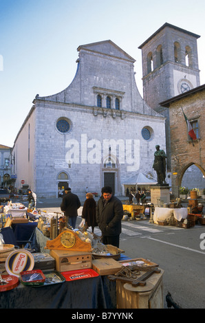 Flohmarkt am Sonntag Julius Caesar Statue Dom und Palazzo Comunale in Cividale del Friuli Udine Provinz Italien Stockfoto