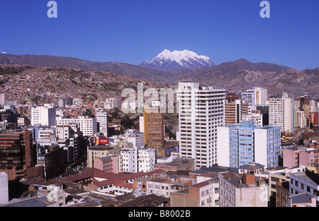 High-Rise Wohnanlagen in La Paz und Mt Illimani, Bolivien Stockfoto