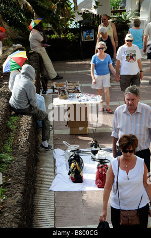 Straßenverkäufer arbeiten in Teneriffa Kanarische Inseln verkaufen, Handtaschen und Uhren für Durchreisende Stockfoto