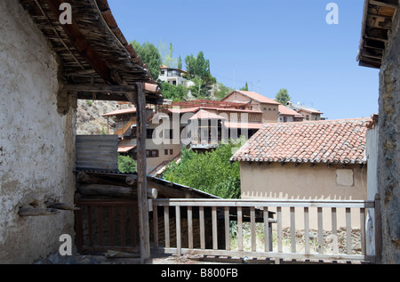 Dachansicht auf Vorder- und Berge mit Häusern auf Hintergrund in Kakopetria Dorf im Troodos-Gebirge Südzypern gefliest Stockfoto