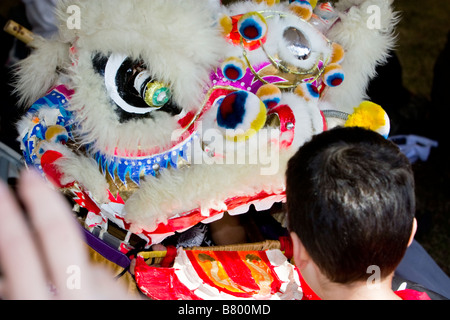 Junge mit südlichem Flair chinesischen Löwenkopf während Löwentanz Stockfoto