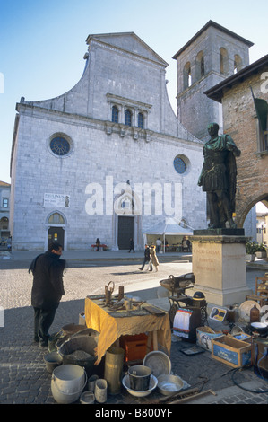 Flohmarkt am Sonntag Julius Caesar Statue Dom und Palazzo Comunale in Cividale del Friuli Udine Provinz Italien Stockfoto