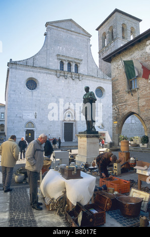 Flohmarkt am Sonntag Julius Caesar Statue Dom und Palazzo Comunale in Cividale del Friuli Udine Provinz Italien Stockfoto