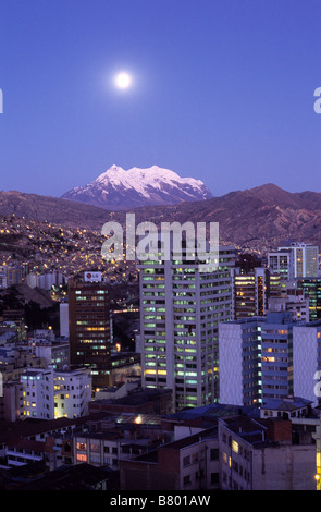 Vollmondaufgang über dem Illimani und Hochhäusern im Zentrum von La Paz, Bolivien Stockfoto