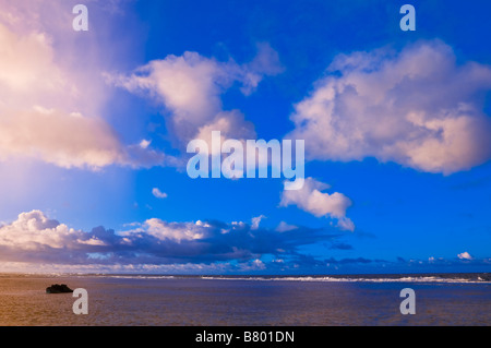 Abendlicht auf Wellen brechen sich am Riff an Tunnel Strand Insel Kauai Hawaii Stockfoto