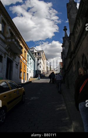 Taxi Taxi fahren Straßen von Quito, Ecuador mit Menschen zu Fuß auf der Seite gehen Stockfoto