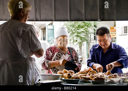 Menschen kaufen Fast-Food in einem Lebensmittel stall in der Nähe von Osch Bazar Bischkek, Kirgisistan Stockfoto