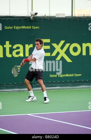 Nicolas Devilder in Aktion gegen den Franzosen Gael Monfils bei den Qatar Open in Doha Kerl 7. Januar 2009 Stockfoto