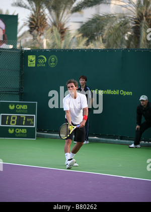 Nicolas Devilder in Aktion gegen den Franzosen Gael Monfils bei den Qatar Open in Doha Kerl 7. Januar 2009 Stockfoto