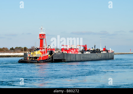 Rote Schlepper und Barge Position heraus zum Meer auf klaren Wintertag aus "Bouchard Transportation" Gesellschaft Stockfoto