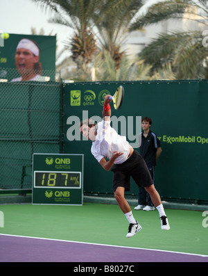 Nicolas Devilder in Aktion gegen den Franzosen Gael Monfils bei den Qatar Open in Doha Kerl 7. Januar 2009 Stockfoto