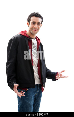 Cool, gut aussehend männlichen Lächeln auf den Lippen tragen eine schwarz rot Hoodie Jacke und Jeans mit offenen Händen isoliert Stockfoto