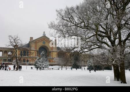 Kinder spielen im Schnee im Alexandra Palace, London Stockfoto