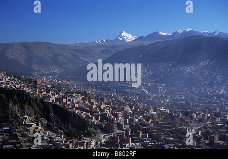 Blick über den Stadtrand von La Paz, Mt Huayna Potosi in der Ferne, Bolivien Stockfoto