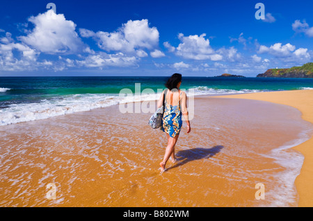 Frau zu Fuß entlang Secret Beach Kauapea Strand Insel Kauai Hawaii Stockfoto