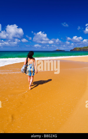 Frau zu Fuß entlang Secret Beach Kauapea Strand Insel Kauai Hawaii Stockfoto