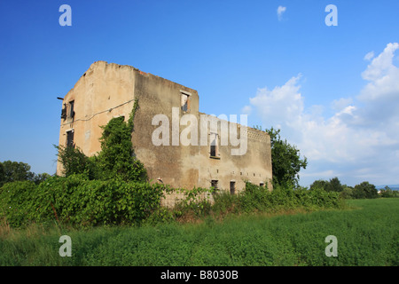 ein altes überwucherten Bauernhaus in Italien gegen einen blauen Himmel Stockfoto