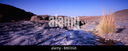 Naturstein-Wasserbecken erodiert aus Hajar-Gebirge bei Hatta, Dubai, Vereinigte Arabische Emirate. Stockfoto