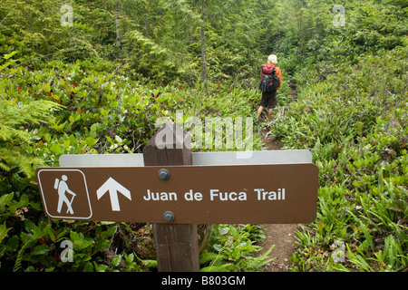 BRITISH COLUMBIA - Wanderer auf dem Juan de Fuca Trail in der Nähe von Botanical Beach an der Westküste von Vancouver Island. Stockfoto