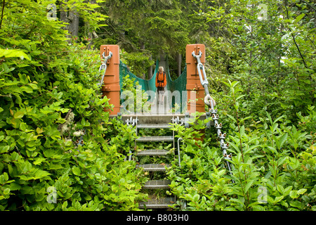 BRITISH COLUMBIA - Wanderer auf Minute Creek Hängebrücke auf Juan de Fuca Marine Trail die die Juan Fuca parallelen. Stockfoto