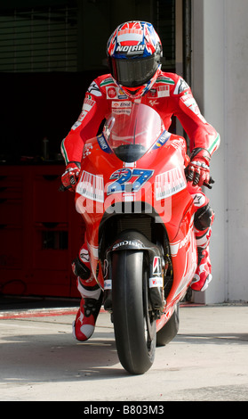 SEPANG MALAYSIA 5. Februar 2009 Australier Casey Stoner Ducati Marlboro Team macht sich bereit für die Prüfung beim offiziellen MotoGP-Test Stockfoto