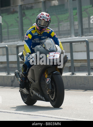 SEPANG MALAYSIA 5. Februar 2009 American Colin Edwards von Tech 3 Yamaha macht sich bereit für die Prüfung beim offiziellen MotoGP-Test in Sepang Stockfoto