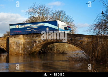 Schwerlastverkehr auf der schmalen Brücke über den Fluss Derwent Stamford Bridge East Yorkshire Stockfoto