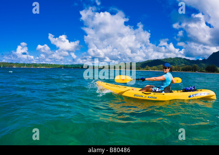 Frau auf Hanalei Bay Insel Kauai Hawaii Kajak Stockfoto