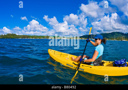 Frau auf Hanalei Bay Insel Kauai Hawaii Kajak Stockfoto
