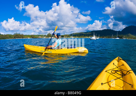 Frau auf Hanalei Bay Insel Kauai Hawaii Kajak Stockfoto