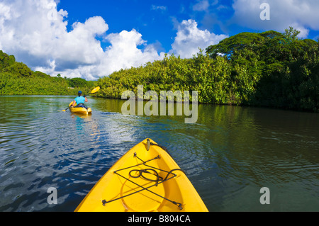 Kajakfahren auf der Hanalei River Insel Kauai Hawaii Frau Stockfoto