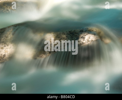 Schönes Bild von einem Felsen in einem Fluss abfließende Wasser Stockfoto