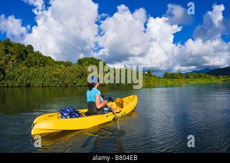 Kajakfahren auf der Hanalei River Insel Kauai Hawaii Frau Stockfoto