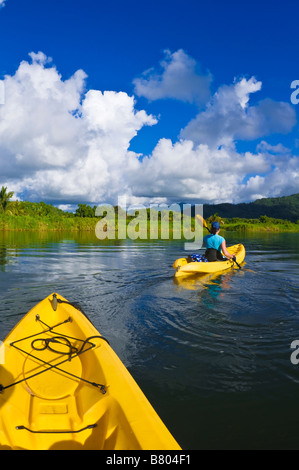 Kajakfahren auf der Hanalei River Insel Kauai Hawaii Frau Stockfoto