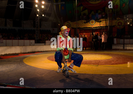 Ein Clown reitet ein kleines Fahrrad während der Live Performance in einem Zirkus in Kairo Ägypten Stockfoto