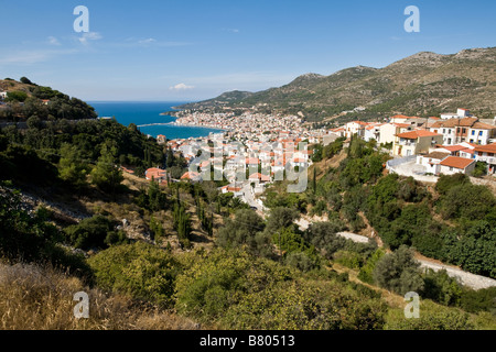 Blick auf die Häuser am Ano Vathy (Altstadt von Samos-Stadt) und der Golf von Samos. Stockfoto