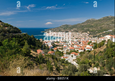 Blick auf die Häuser am Ano Vathy (Altstadt von Samos-Stadt) und der Golf von Samos. Stockfoto