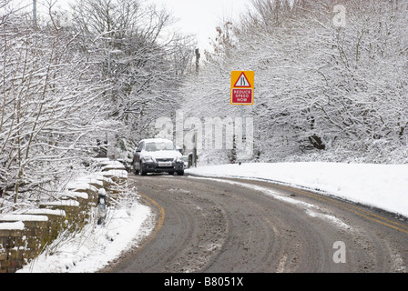 Auto im Schnee Stockfoto